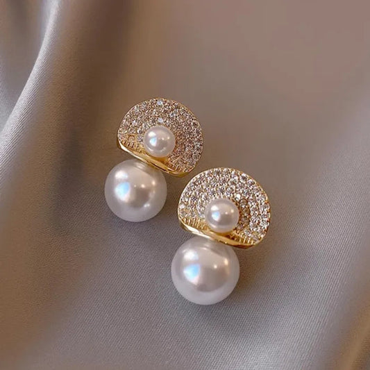 Perky pearl minimal earring